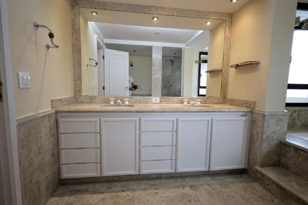 Apartamento à venda com 340m², 6 quartos e 4 vagasBanheiro da Suíte 1