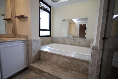 Apartamento à venda com 340m², 6 quartos e 4 vagasBanheiro da Suíte 1