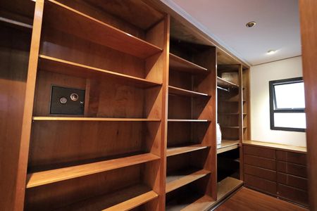 Apartamento à venda com 340m², 6 quartos e 4 vagasCloset da Suíte