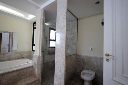 Apartamento à venda com 340m², 6 quartos e 4 vagasBanheiro da Suíte 1