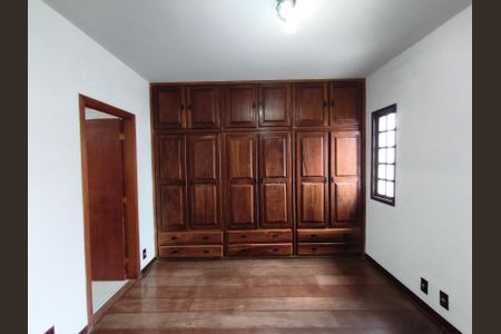 Casa à venda com 230m², 4 quartos e 4 vagasSuíte