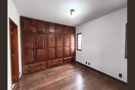 Casa à venda com 230m², 4 quartos e 4 vagasSuíte