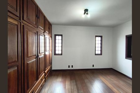 Casa à venda com 230m², 4 quartos e 4 vagasSuíte