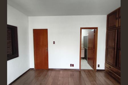Casa à venda com 230m², 4 quartos e 4 vagasSuíte