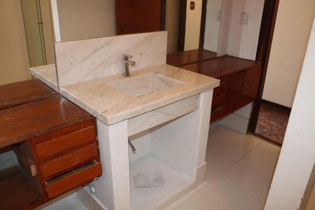 Casa de condomínio para alugar com 723m², 5 quartos e 2 vagasBanheiro da Suíte