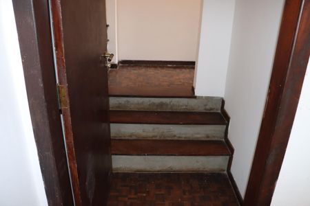 Casa de condomínio para alugar com 723m², 5 quartos e 2 vagasEscada