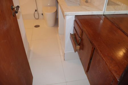 Casa de condomínio para alugar com 723m², 5 quartos e 2 vagasBanheiro da Suíte