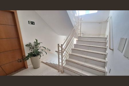 Apartamento à venda com 63m², 2 quartos e 2 vagasEscada
