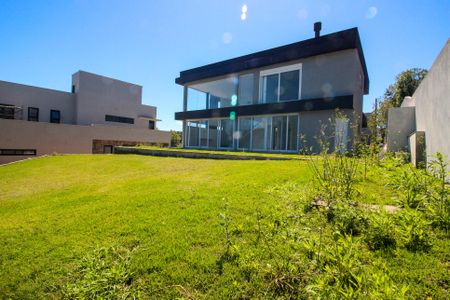 Casa de condomínio à venda com 248m², 4 quartos e 4 vagas Casa de condomínio à venda com 248m², 4 quartos e 4 vagasQuintal