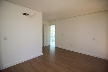 Casa de condomínio à venda com 248m², 4 quartos e 4 vagas Casa de condomínio à venda com 248m², 4 quartos e 4 vagasSuíte 1