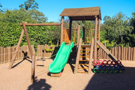 Casa de condomínio à venda com 248m², 4 quartos e 4 vagas Casa de condomínio à venda com 248m², 4 quartos e 4 vagasÁrea comum - Playground