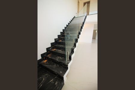 Casa de condomínio à venda com 248m², 4 quartos e 4 vagas Casa de condomínio à venda com 248m², 4 quartos e 4 vagasEscada