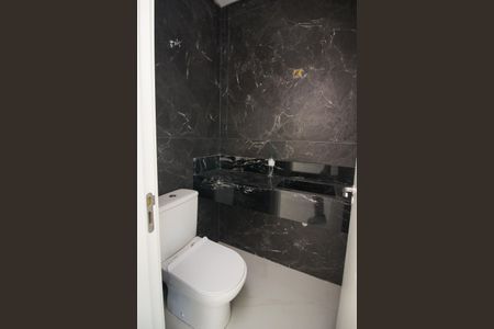 Casa de condomínio à venda com 248m², 4 quartos e 4 vagas Casa de condomínio à venda com 248m², 4 quartos e 4 vagasLavabo