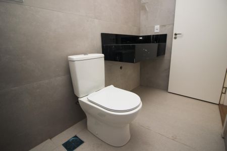 Casa de condomínio à venda com 248m², 4 quartos e 4 vagas Casa de condomínio à venda com 248m², 4 quartos e 4 vagasBanheiro da Suíte 2