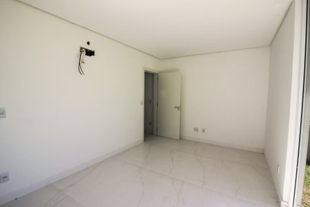 Casa de condomínio à venda com 248m², 4 quartos e 4 vagas Casa de condomínio à venda com 248m², 4 quartos e 4 vagasSuíte 4