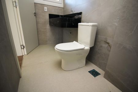 Casa de condomínio à venda com 248m², 4 quartos e 4 vagas Casa de condomínio à venda com 248m², 4 quartos e 4 vagasBanheiro da Suíte 1