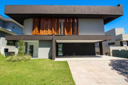 Casa de condomínio à venda com 248m², 4 quartos e 4 vagas Casa de condomínio à venda com 248m², 4 quartos e 4 vagasFachada