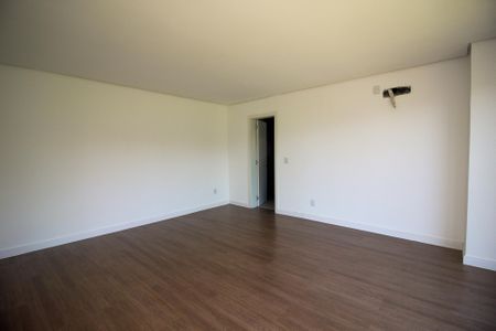 Casa de condomínio à venda com 248m², 4 quartos e 4 vagas Casa de condomínio à venda com 248m², 4 quartos e 4 vagasSuíte 3