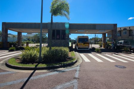 Casa de condomínio à venda com 248m², 4 quartos e 4 vagas Casa de condomínio à venda com 248m², 4 quartos e 4 vagasFachada