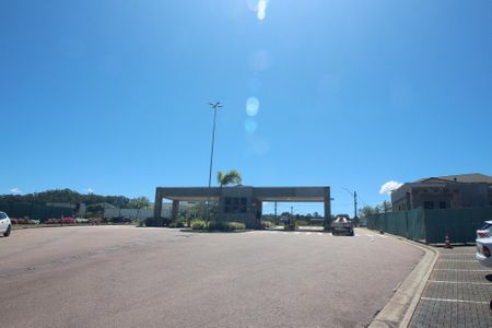 Casa de condomínio à venda com 248m², 4 quartos e 4 vagas Casa de condomínio à venda com 248m², 4 quartos e 4 vagasFachada