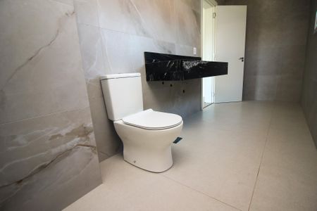 Casa de condomínio à venda com 248m², 4 quartos e 4 vagas Casa de condomínio à venda com 248m², 4 quartos e 4 vagasBanheiro da Suíte 3