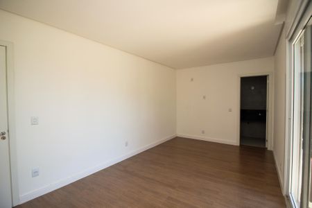 Casa de condomínio à venda com 248m², 4 quartos e 4 vagas Casa de condomínio à venda com 248m², 4 quartos e 4 vagasSuíte 2