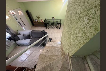 Casa à venda com 98m², 3 quartos e 2 vagas Casa à venda com 98m², 3 quartos e 2 vagasEscada
