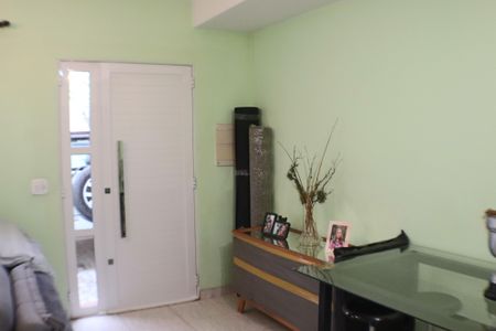 Casa à venda com 98m², 3 quartos e 2 vagas Casa à venda com 98m², 3 quartos e 2 vagasSala