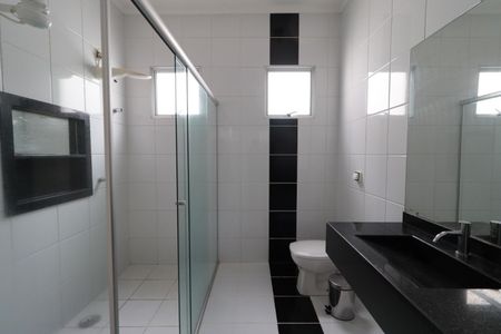 Casa para alugar com 250m², 3 quartos e 6 vagasBanheiro da Suíte 1