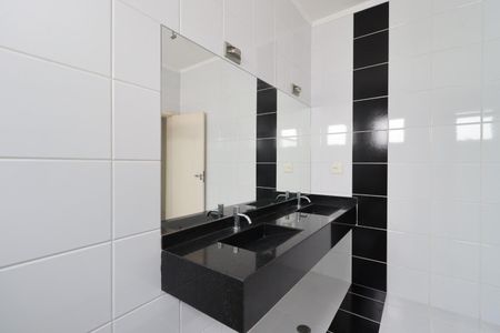 Casa para alugar com 250m², 3 quartos e 6 vagasBanheiro da Suíte 1