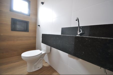 Casa à venda com 180m², 3 quartos e 5 vagasBanheiro da Suíte 2
