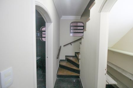 Casa para alugar com 232m², 3 quartos e 3 vagasEscada