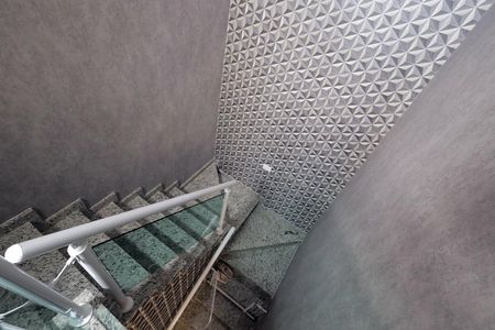 Casa à venda com 150m², 3 quartos e 2 vagas Casa à venda com 150m², 3 quartos e 2 vagasEscada