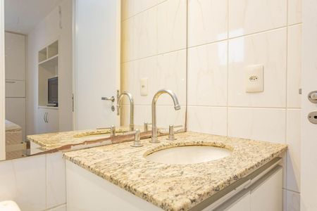 Banheiro da Suíte de apartamento para alugar com 2 quartos, 75m² em Aclimação, São Paulo