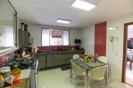 Casa para alugar com 800m², 4 quartos e 2 vagasCozinha