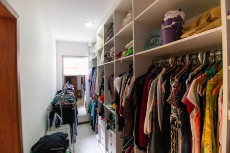 Casa para alugar com 800m², 4 quartos e 2 vagasCloset da suíte
