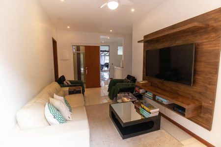 Casa para alugar com 800m², 4 quartos e 2 vagasSala