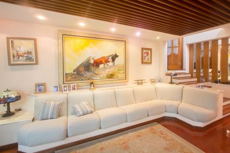 Casa à venda com 1200m², 3 quartos e 6 vagasSala