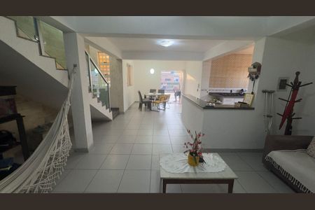 Casa à venda com 350m², 4 quartos e 3 vagasSala