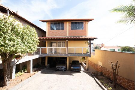 Fachada  de casa para alugar com 3 quartos, 429m² em Novo Eldorado, Contagem