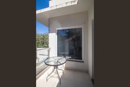 Casa à venda com 344m², 4 quartos e 2 vagas Casa à venda com 344m², 4 quartos e 2 vagasVaranda