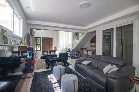 Casa à venda com 344m², 4 quartos e 2 vagas Casa à venda com 344m², 4 quartos e 2 vagasSala