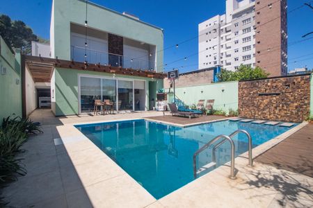 Casa à venda com 344m², 4 quartos e 2 vagas Casa à venda com 344m², 4 quartos e 2 vagasPiscina