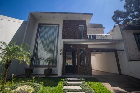 Casa à venda com 344m², 4 quartos e 2 vagas Casa à venda com 344m², 4 quartos e 2 vagasFachada