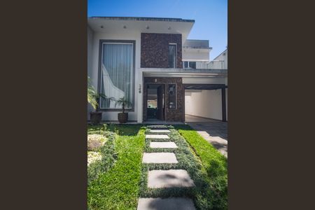 Casa à venda com 344m², 4 quartos e 2 vagas Casa à venda com 344m², 4 quartos e 2 vagasFachada