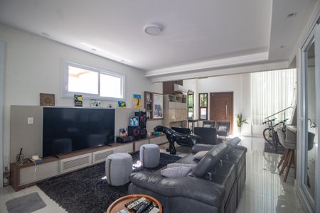 Casa à venda com 344m², 4 quartos e 2 vagas Casa à venda com 344m², 4 quartos e 2 vagasSala