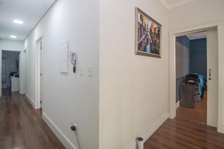 Casa à venda com 344m², 4 quartos e 2 vagas Casa à venda com 344m², 4 quartos e 2 vagasCorredor