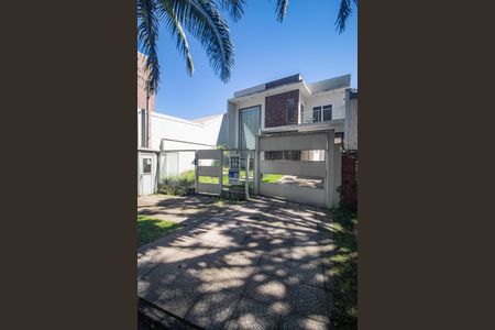 Casa à venda com 344m², 4 quartos e 2 vagas Casa à venda com 344m², 4 quartos e 2 vagasFachada