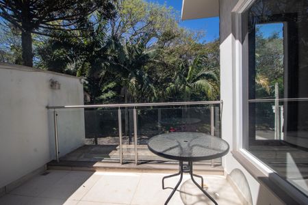 Casa à venda com 344m², 4 quartos e 2 vagas Casa à venda com 344m², 4 quartos e 2 vagasVaranda