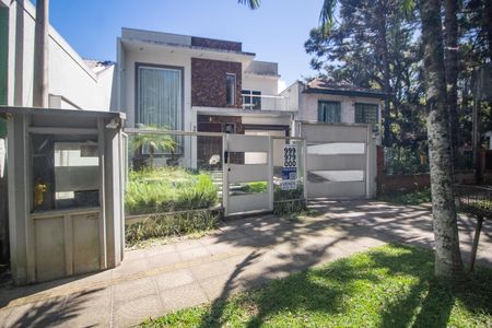 Casa à venda com 344m², 4 quartos e 2 vagas Casa à venda com 344m², 4 quartos e 2 vagasFachada